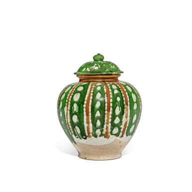 View full screen - View 1 of Lot 754. A sancai-glazed jar and a cover, Tang dynasty | 唐 三彩罐配蓋.