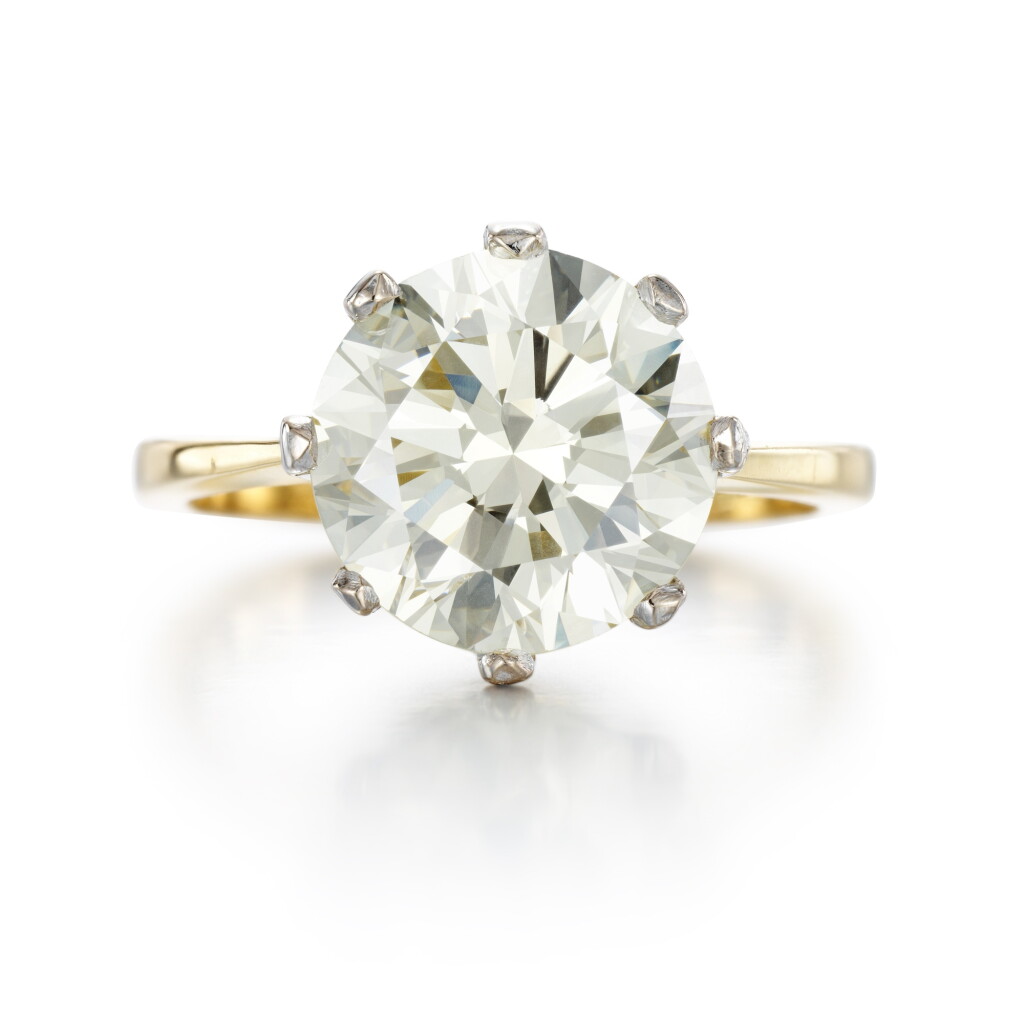 View full screen - View 1 of Lot 148. Diamond ring .