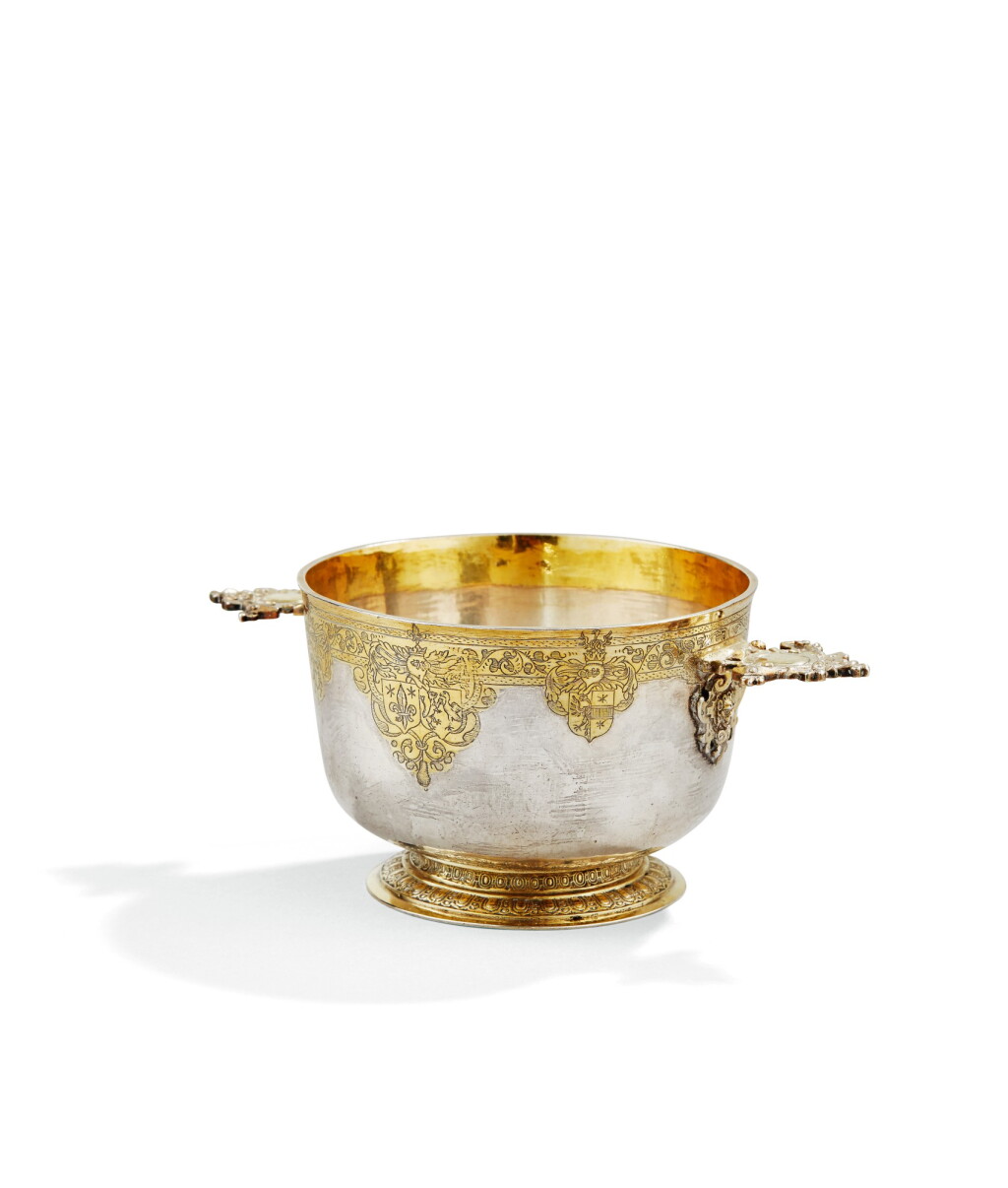 View full screen - View 1 of Lot 221. A TWO HANDLES SILVER AND SILVER-GILT CUP, PROBABLY SWISS OR GERMAN, CIRCA 1610 | COUPE À DEUX ANSES EN ARGENT ET VERMEIL, PROBABLEMENT SUISSE OU ALLEMAGNE, VERS 1610.