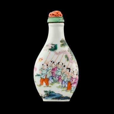 View full screen - View 1 of Lot 1013. A famille-rose 'boys' snuff bottle, Qing dynasty, 18th - 19th century | 清十八至十九世紀 粉彩童子迎春圖鼻煙壺 《乾隆年製》仿款.