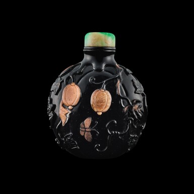 View full screen - View 1 of Lot 1062. An aventurine glass overlay black glass 'gourds' snuff bottle, Qing dynasty, 19th century | 清十九世紀 黑地套金星玻璃瓜瓞綿綿鼻煙壺.