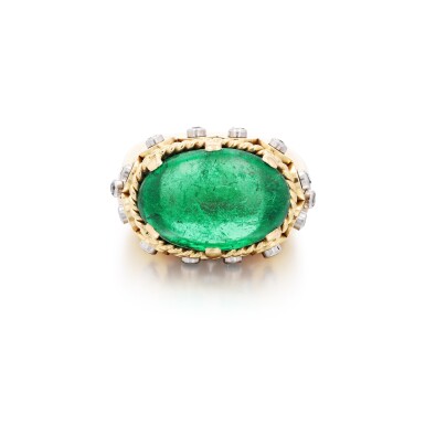 View full screen - View 1 of Lot 63. Bague émeraude et diamants | Emerald and diamond ring.