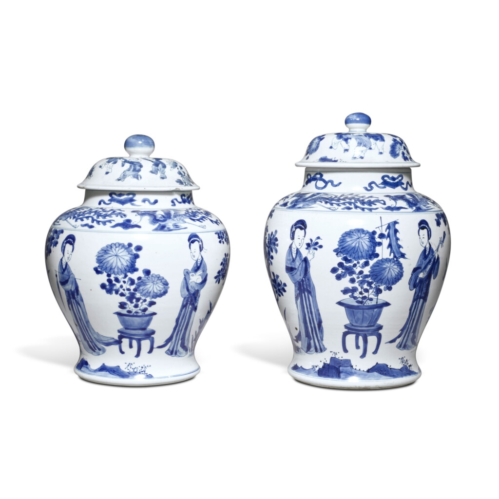 全螢幕檢視 - 查看11Two blue and white 'ladies' jars and covers, Qing dynasty, Kangxi period | 清康熙 青花仕女圖蓋罐一組兩件的1