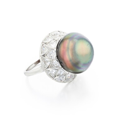 View full screen - View 1 of Lot 301. Cartier | Bague perle fine et diamants |Natural pearl and diamond ring .