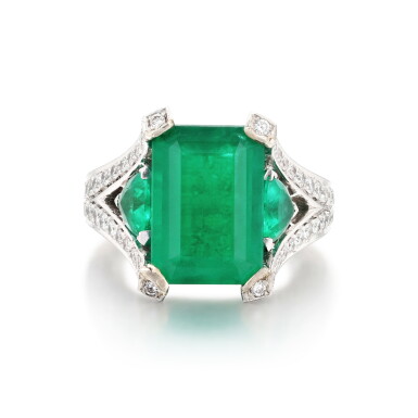 View full screen - View 1 of Lot 247. Bague émeraudes et diamants | Emerald and diamond ring.