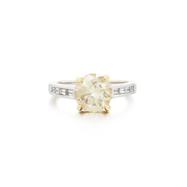 View full screen - View 1 of Lot 253. Bague diamant Fancy Light Yellowish Brown | Fancy Light Yellowish Brown diamond ring.