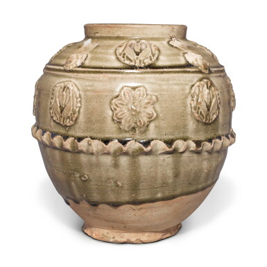 Voir en plein écran - Voir 1 du lot 1387. A molded 'Yue' celadon-glazed 'medallion' jar, Sui dynasty | 隋 越窰青釉貼花罐.
