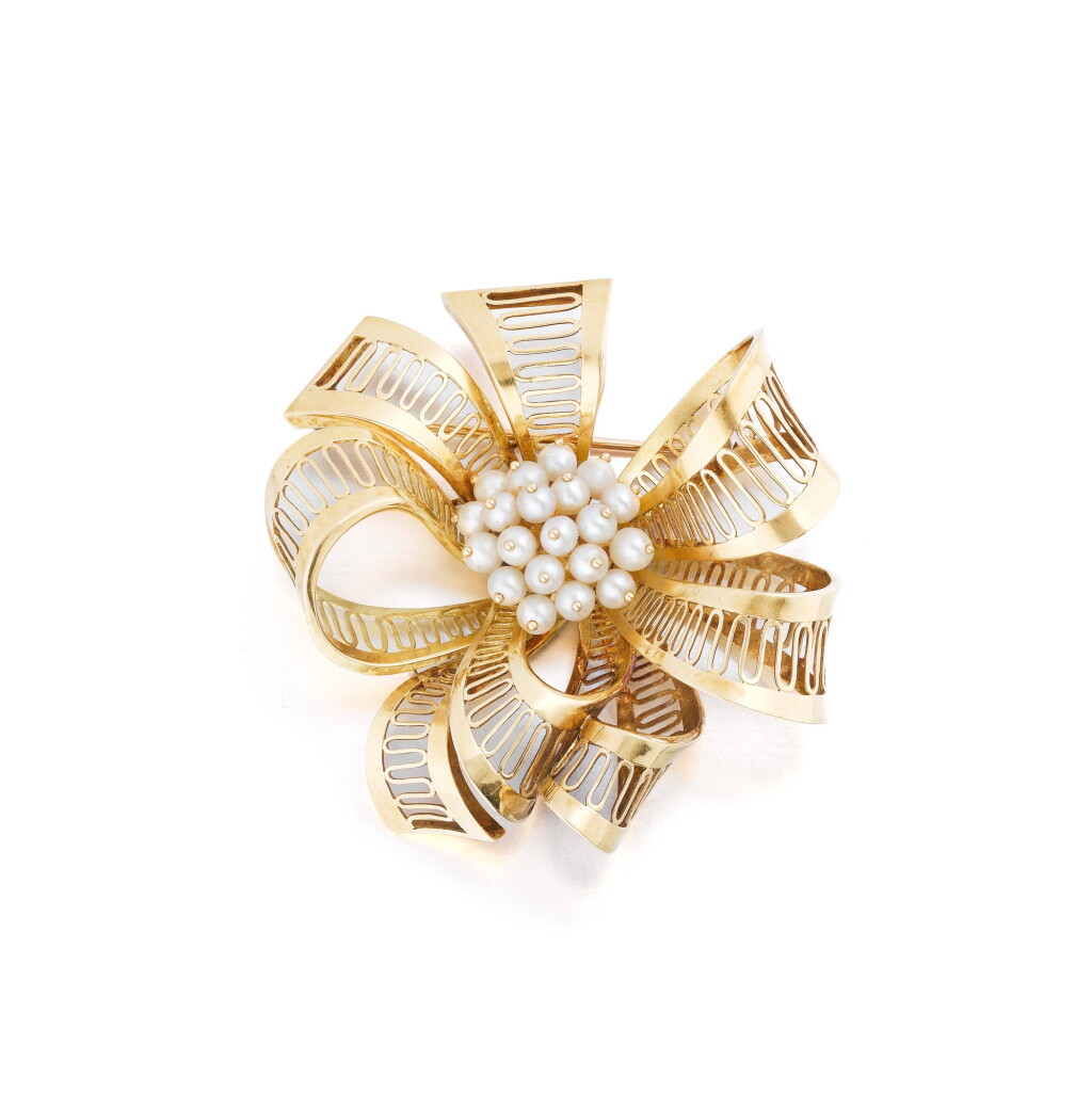 View full screen - View 1 of Lot 136. Broche perles de culture et or | Cultured pearl and gold brooch.