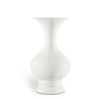 View full screen - View 1 of Lot 692. A white-glazed 'dragon' vase, Qing dynasty, Kangxi period | 清康熙 白釉遊龍趕珠弦紋瓶.