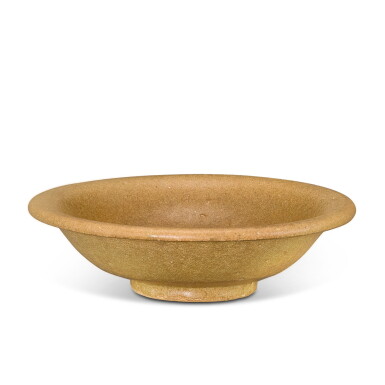 View full screen - View 1 of Lot 328. A RARE BEISHOKU 'GUAN' DISH SOUTHERN SONG DYNASTY | 南宋 米色官窰撇口盤 底墨書官字.