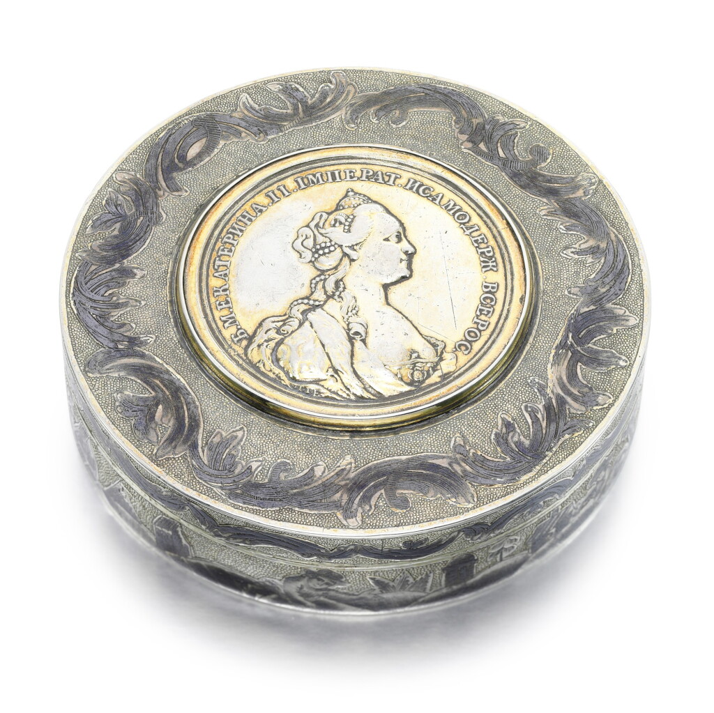 View full screen - View 1 of Lot 75. A FINE SILVER-GILT AND NIELLO SILVER BONBONNIÈRE, MOSCOW, LATE 18TH CENTURY.
