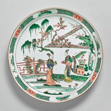 View full screen - View 1 of Lot 1. A LARGE CHINESE FAMILLE VERTE “FIGURAL” DISH, QING DYNASTY, KANGXI PERIOD.