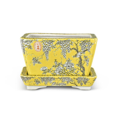 View full screen - View 1 of Lot 594. A yellow-ground grisalle-painted 'Dayazhai' 'wisteria' jardinière and stand, Qing dynasty, Guangxu period, circa 1876 | 清光緒 約1876年 黃地墨彩紫藤花鳥紋方形花盆及盆托 《大雅齋》《永慶長春》款.