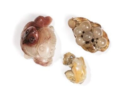 View full screen - View 1 of Lot 115. TROIS ÉLÉMENTS EN PIERRES DURES DYNASTIE QING | 清 瑪瑙及芙蓉石把件一組三件 | A group of three carvings, Qing Dynasty.