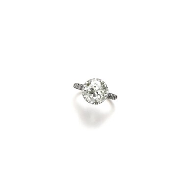 View full screen - View 1 of Lot 252. DIAMOND RING.