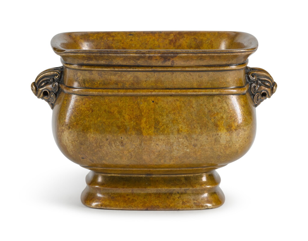 View full screen - View 1 of Lot 15. A SMALL BRONZE RECTANGULAR CENSER | LATE MING/EARLY QING DYNASTY | 晚明/清初 瑞獸雙耳方銅爐 .