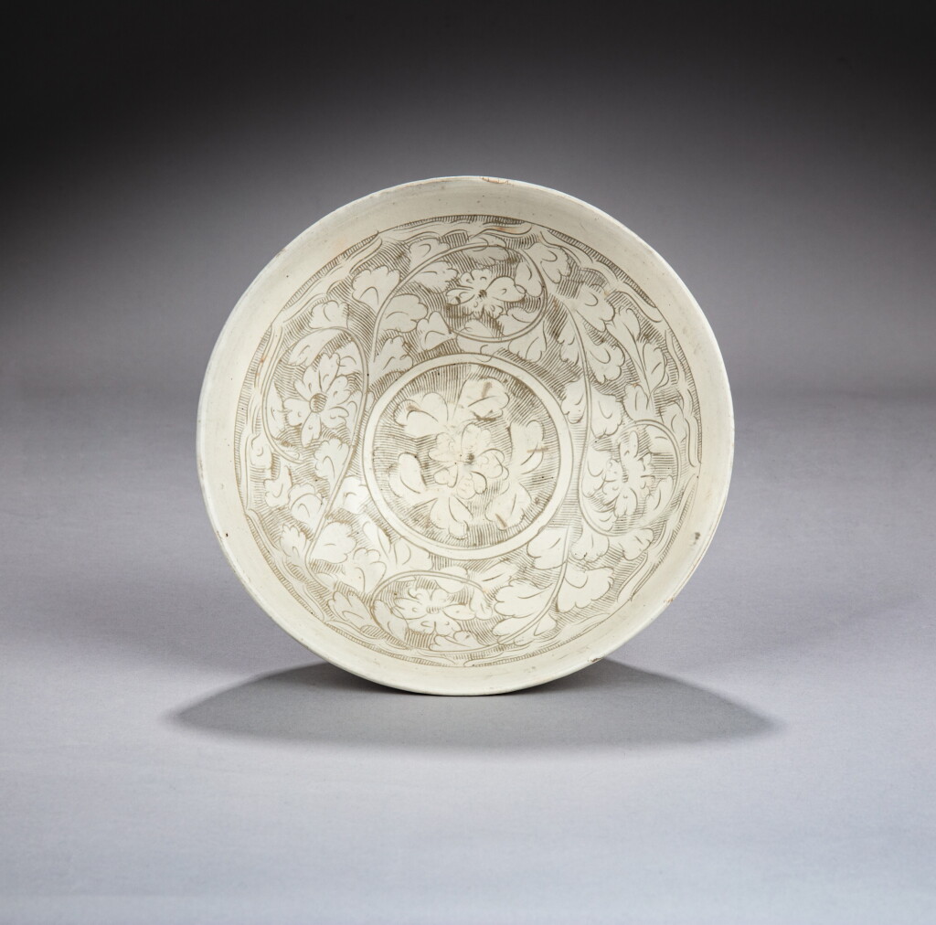 View full screen - View 1 of Lot 9. A large 'Cizhou' white-glazed sgraffiato ‘peony’ bowl, Northern Song dynasty | 北宋 磁州窰白釉剔纏枝牡丹紋大盌.