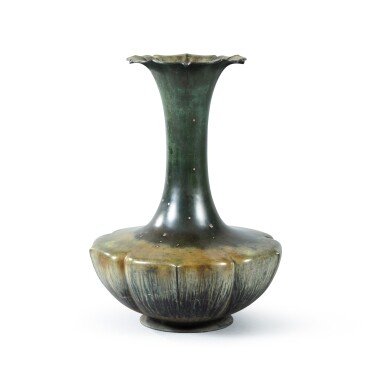 View full screen - View 1 of Lot 90. A large bronze vase, Japan, Meiji-Taishō period | Grand vase en bronze, Japon, époque Meiji-Taishō .