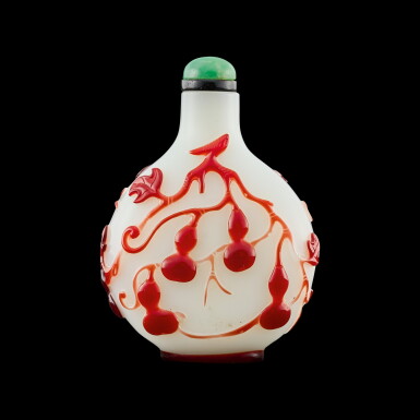View full screen - View 1 of Lot 1077. A ruby-red overlay glass 'gourds' snuff bottle Qing dynasty, 18th - 19th century | 清十八至十九世紀 涅白地套寶石紅料瓜瓞綿綿鼻煙壺.