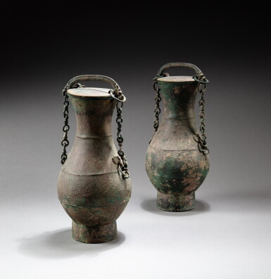 View full screen - View 1 of Lot 84. A rare pair of archaic bronze lidded vases with chain handle Late Warring States period-early Western Han dynasty | 戰國晚期至西漢 青銅蓋壺一對.