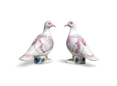 View full screen - View 1 of Lot 51. A pair of famille rose doves, Qing dynasty, Qianlong period | Paire de colombes en porcelaine de la famille rose Chine, dynastie, Qing, époque Qianlong, 1736-1795.