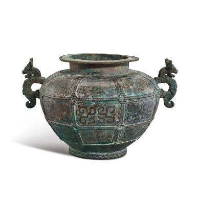 View full screen - View 1 of Lot 3016. An archaic bronze wine vessel, lei, Eastern Zhou dynasty, Spring and Autumn period 東周春秋 青銅夔龍耳繩紋罍.