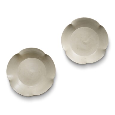 View full screen - View 1 of Lot 818. A pair of Dingyao white-glazed lobed dishes, Five dynasties | 五代 定窰白釉花口盤一對.