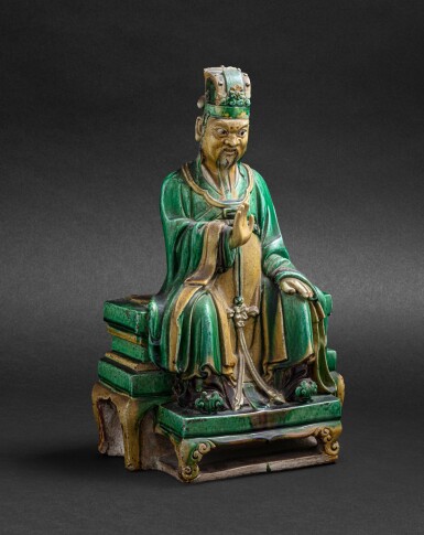 View full screen - View 1 of Lot 172. Grande figure de divinité daoïste en grès à glaçure Sancai Dynastie Ming | 明 三彩仙人坐像 | A large sancai-glazed figure of a Daoist Immortal, Ming Dynasty.