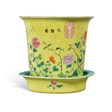 View full screen - View 1 of Lot 1031. A yellow-ground famille-rose 'chrysanthemum' jardinière and stand, 20th century | 二十世紀 黃地粉彩菊紋花盆及盆托 《大雅齋》《天地一家春》《永慶長春》仿款.