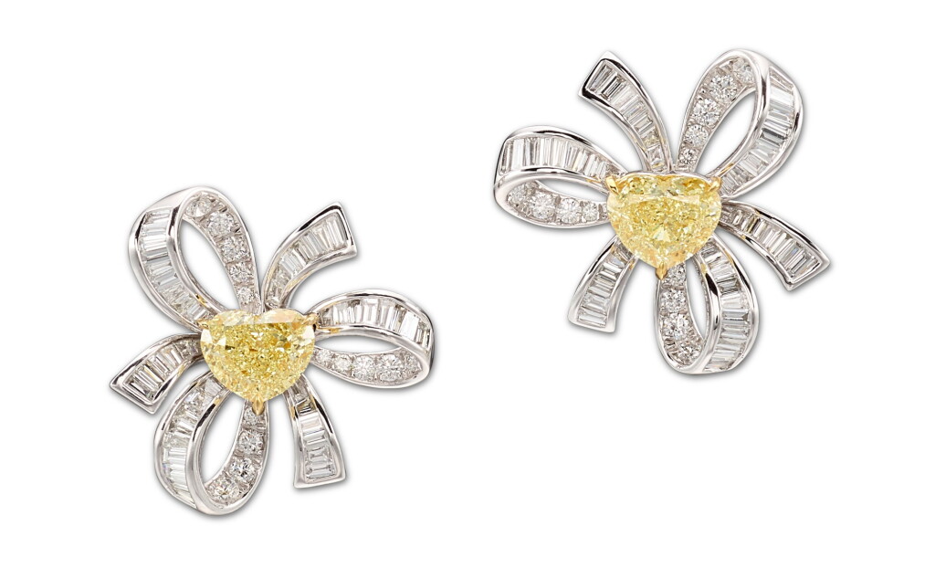 View full screen - View 1 of Lot 1046. PAIR OF FANCY YELLOW DIAMOND AND DIAMOND EARRINGS | 2.02及2.01卡拉 心形 彩黃色 內部無瑕 (IF) 及VVS1淨度 鑽石 配 鑽石 耳環一對.