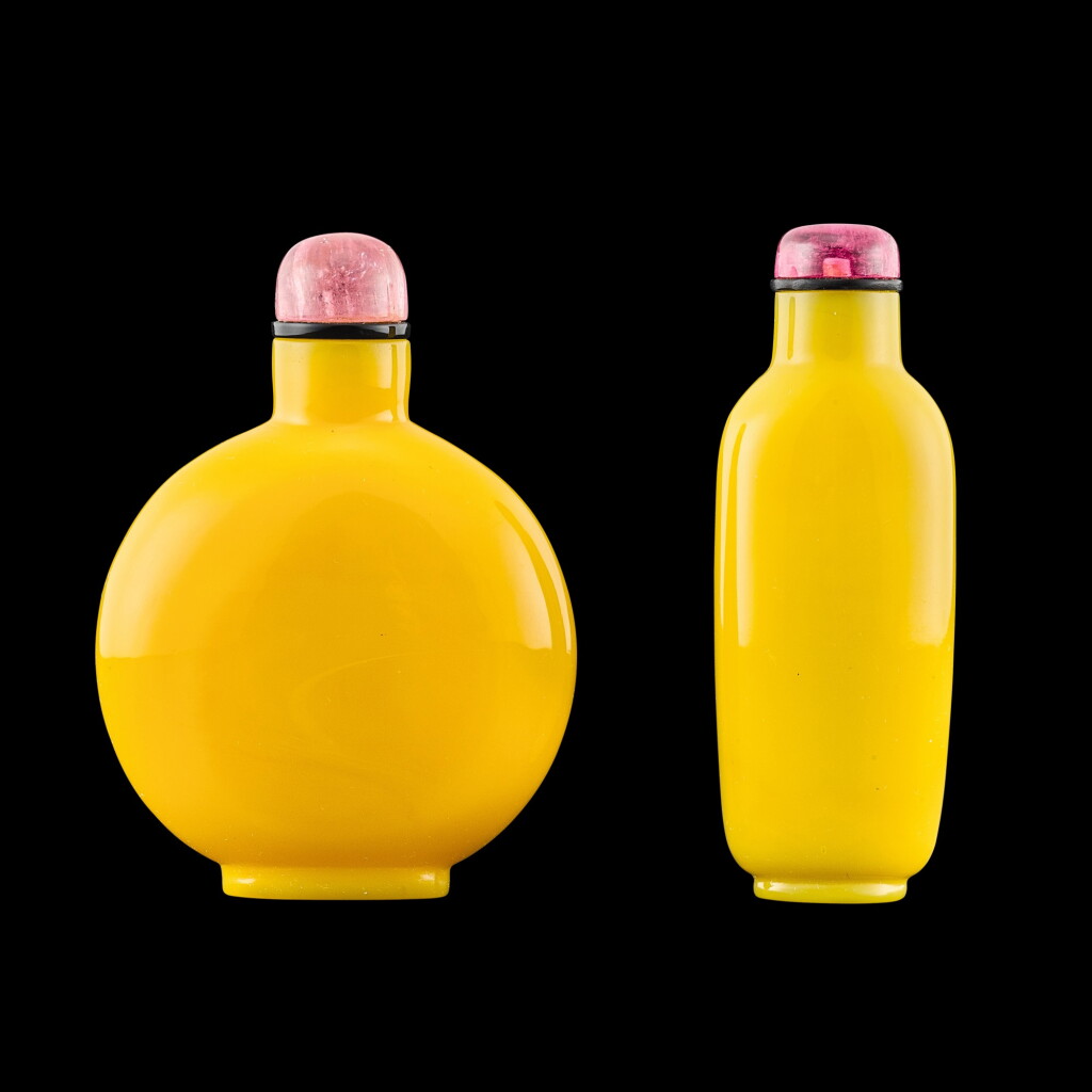 View full screen - View 1 of Lot 1004. Two yellow glass snuff bottles, Qing dynasty, 18th - 19th century | 清十八至十九世紀 黃料鼻煙壺一組兩件.