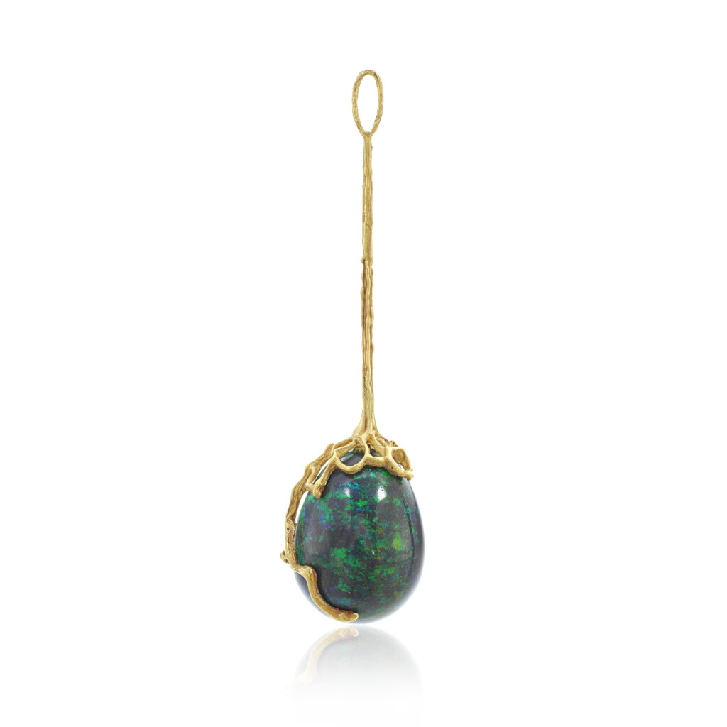 Voir en plein écran - Voir 1 du lot 817. Gold and black opal pendant.