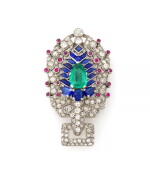 EMERALD, SAPPHIRE, RUBY AND DIAMOND BROOCH (SPILLA CON SMERALDO, ZAFFIRI, RUBINI E DIAMANTI) | CARTIER, PARIS, 1930