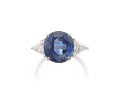 View full screen - View 1 of Lot 172. SAPPHIRE AND DIAMOND RING.