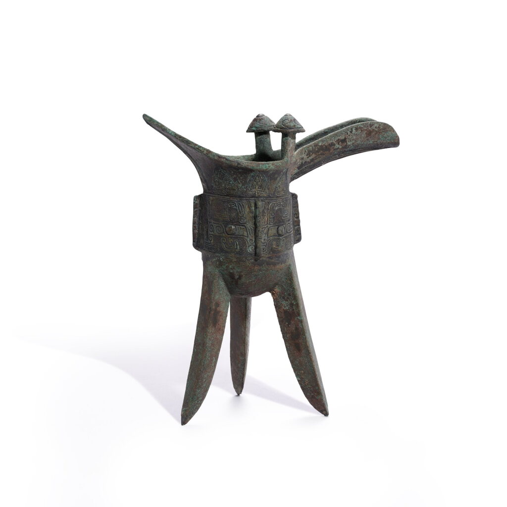 View full screen - View 1 of Lot 715. An inscribed bronze ritual wine vessel, jue, Late Shang dynasty | 商晚期 青銅天爵.