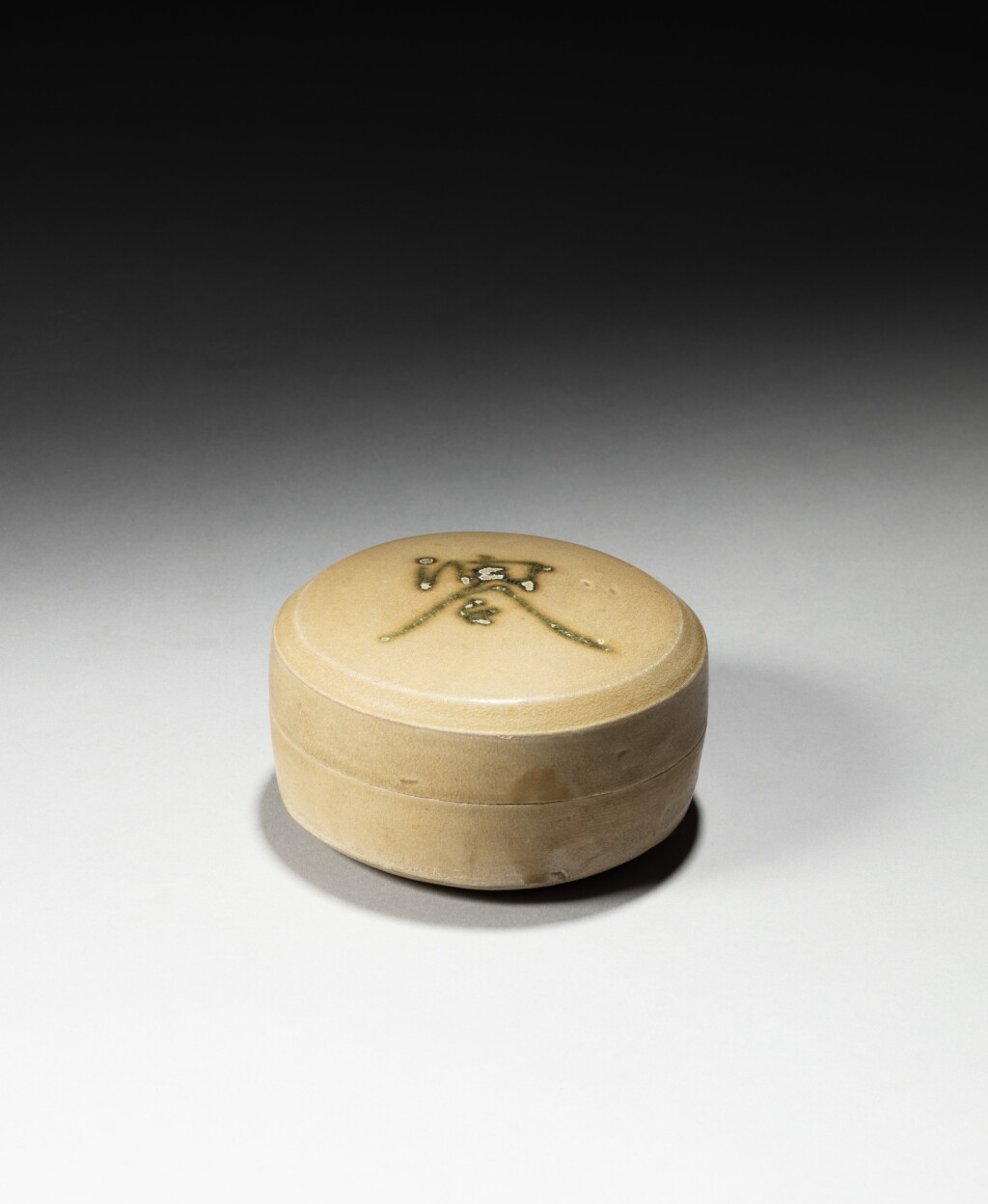 View full screen - View 1 of Lot 65. A 'Changsha' painted circular box and cover, Tang dynasty | 唐 長沙窰蓋盒.