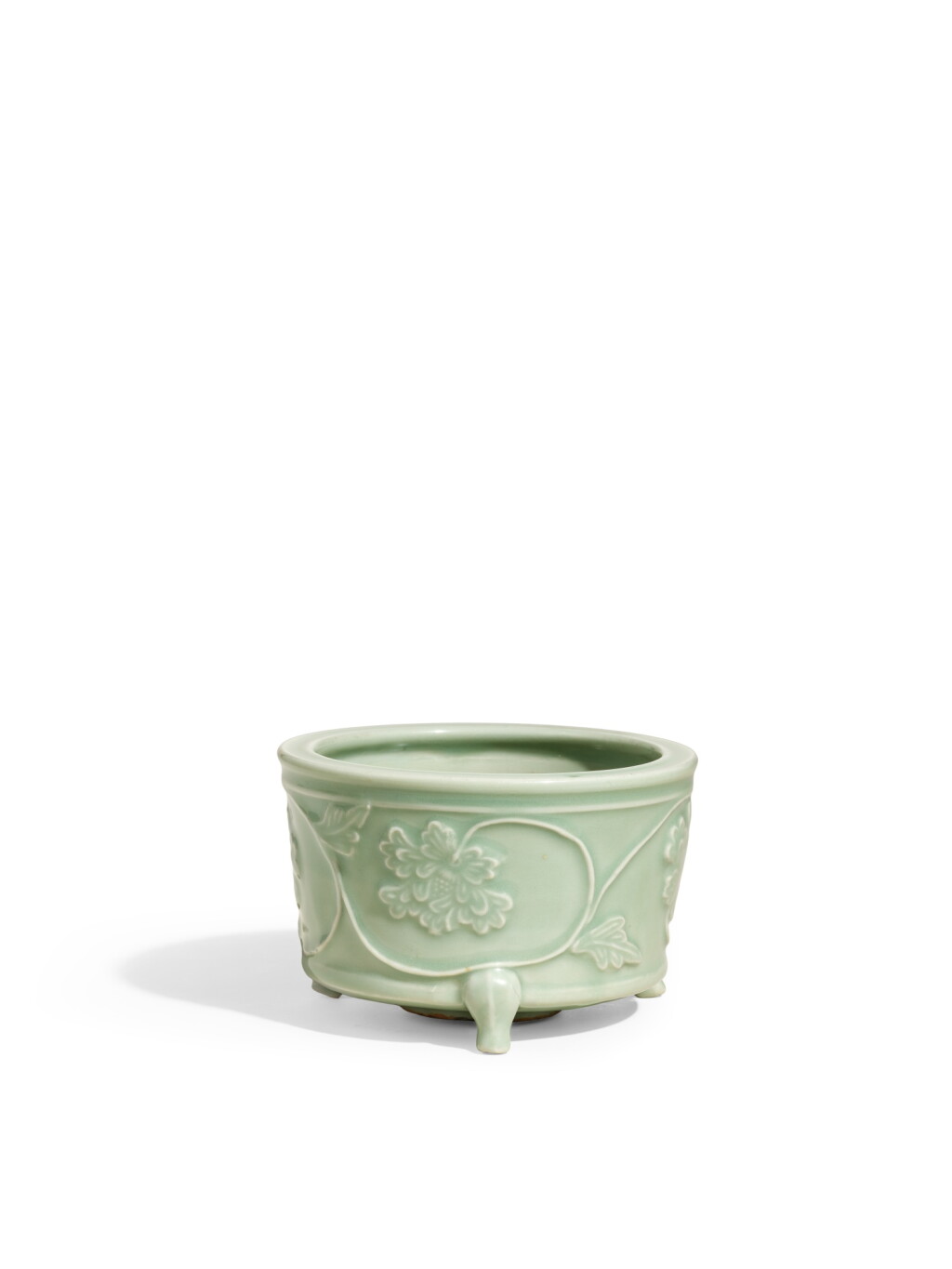 View full screen - View 1 of Lot 2157. An heirloom Longquan celadon 'peony' tripod incense burner, Southern Song – Yuan dynasty | 南宋至元 龍泉青釉貼纏枝牡丹紋奩式爐.