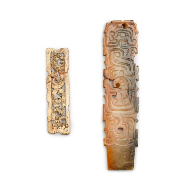 Voir en plein écran - Voir 1 du lot 2003. Two archaic jade ornaments, Western Zhou and Warring States Period 西周至戰國時期 玉珮飾一組二件.