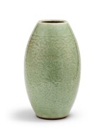 Vase ovoïde de type Longquan céladon Dynastie Qing, XVIIIE siècle | 清十八世紀 青釉纏枝蓮紋橄欖瓶 | An ovoid Longquan-type celadon-glazed vase, Qing Dynasty, 18th century