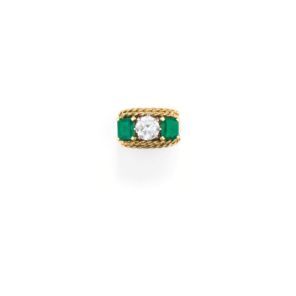 View full screen - View 1 of Lot 139. BAGUE ÉMERAUDES ET DIAMANT, VERS 1950 | EMERALD AND DIAMOND RING, 1950S.