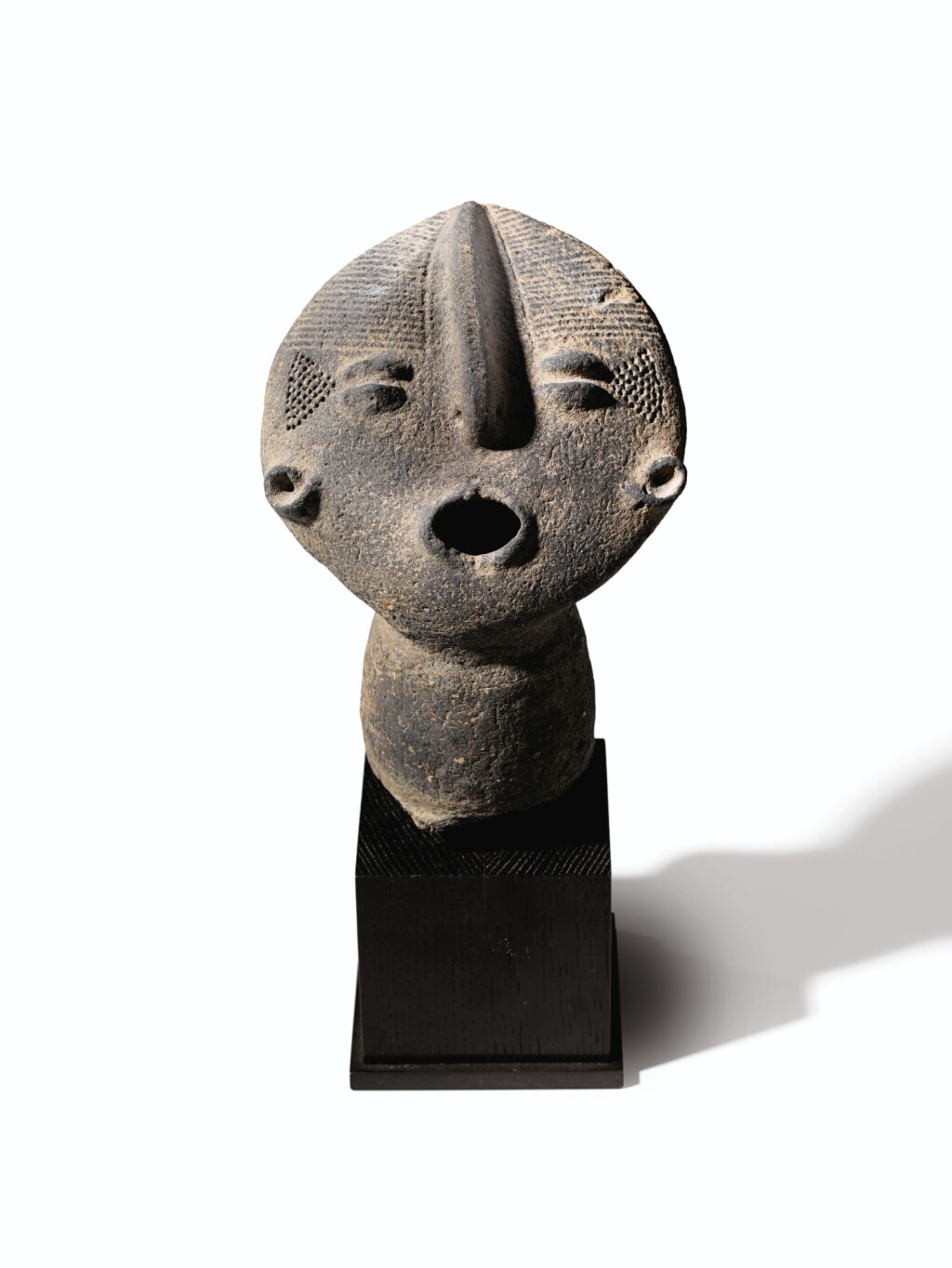 View full screen - View 1 of Lot 79. TÊTE EN TERRE CUITE, AKAN, GHANA | AKAN TERRACOTTA HEAD, GHANA .