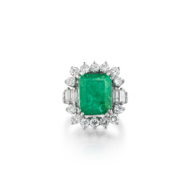 View full screen - View 1 of Lot 821. Bague émeraude et diamants | Emerald and diamond ring.