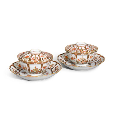 View full screen - View 1 of Lot 221. A pair of Chinese Imari covered bowls and stands, Qing dynasty, Kangxi period.