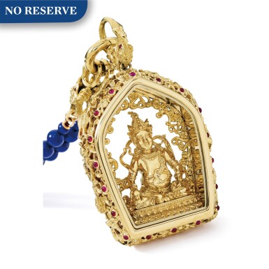 View full screen - View 1 of Lot 1645. MEI HUA | UNIQUE GOLD, LAPIS LAZULI AND RUBY PENDENT NECKLACE 梅花 | 僅此一尊 18K黃金 配 青金石 及 紅寶石 項鏈.