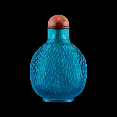 View full screen - View 1 of Lot 1086. A turquoise-blue glass 'basketweave' snuff bottle Qing dynasty, 18th - 19th century | 清十八至十九世紀 藍料柳編紋鼻煙壺.