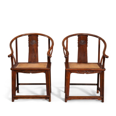 View full screen - View 1 of Lot 3669. A pair of huanghuali horseshoe-back armchairs, quanyi, 17th - 18th century | 十七至十八世紀 黃花梨圈椅一對.