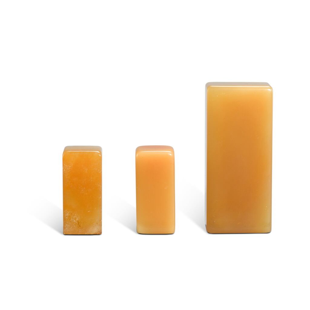 View full screen - View 1 of Lot 800. Three soapstone seals, 20th century | 二十世紀 壽山芙蓉石印兩件及巴林黃凍印一件.