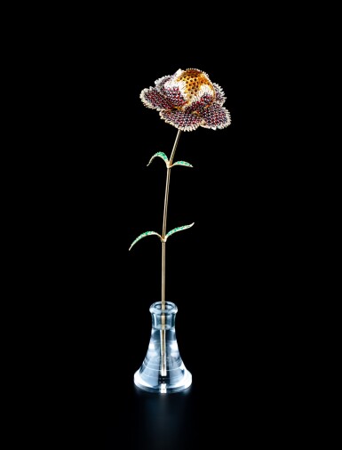 View full screen - View 1 of Lot 335. An 18 cts gold peony, insert with emeralds, diamonds and garnets, in a rock crystal vase, circa 2000 | Pivoine en or 18 cts, sertie d'émeraudes, diamants et grenats, dans un vase en cristal de roche, vers 2000.