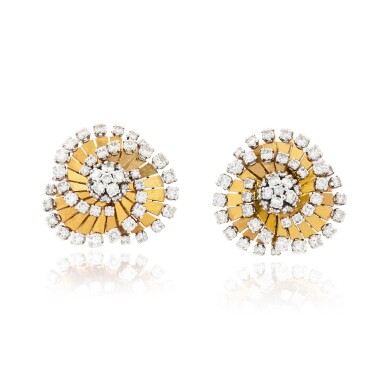 View full screen - View 1 of Lot 82. Paire de clips d'oreille or et diamant | Pair of gold and diamond earclips.