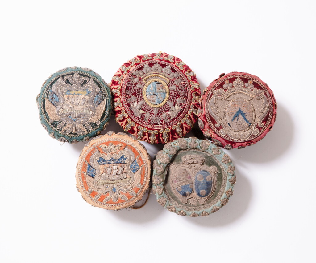 View full screen - View 1 of Lot 12. A set of five Louis XV and Louis XVI game purses in velvet embroidery with gold and silver threads, with various coat-of-arms, 18th century | Ensemble de cinq bourses de jeux en velours et broderie aux fils d’or et d’argent, avec des armoiries d'époque Louis XV et Louis XVI, XVIIIe siècle.
